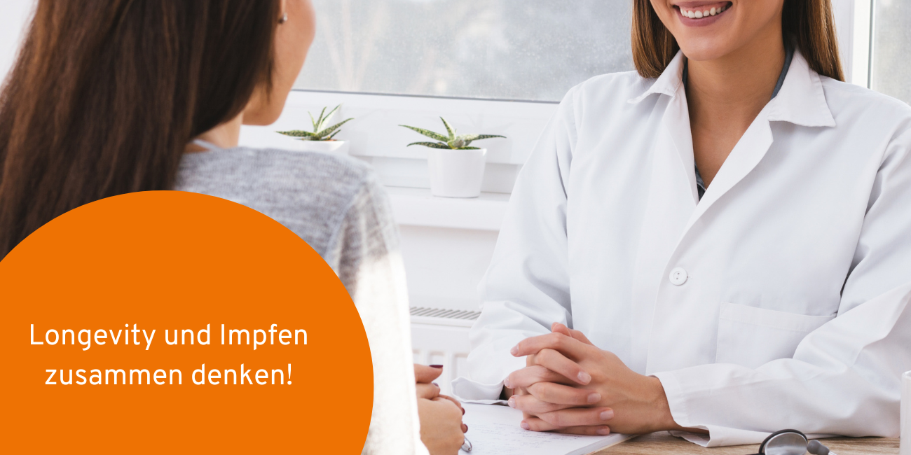 Arzt berät zum Thema Longevity und Impfen